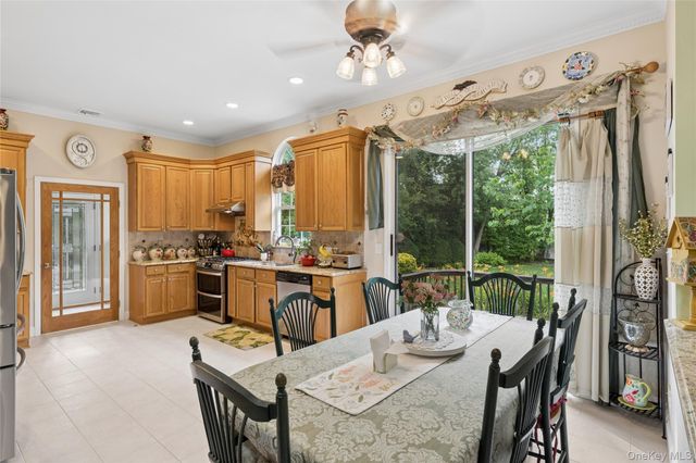 15 Barnaby Court E, Hauppauge, NY 11788