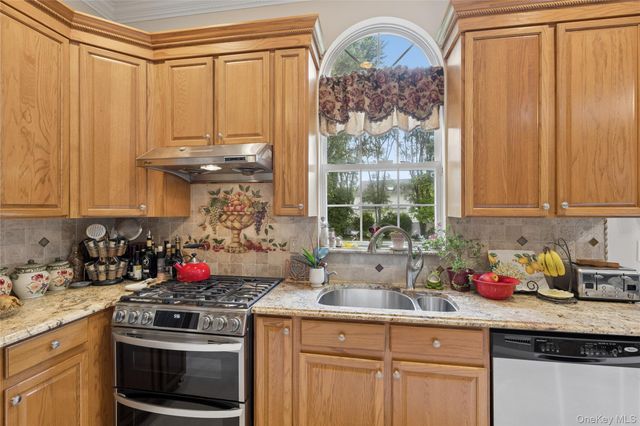 15 Barnaby Court E, Hauppauge, NY 11788