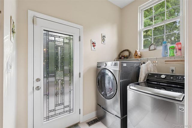 15 Barnaby Court E, Hauppauge, NY 11788