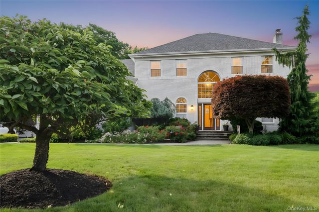 15 Barnaby Court E, Hauppauge, NY 11788