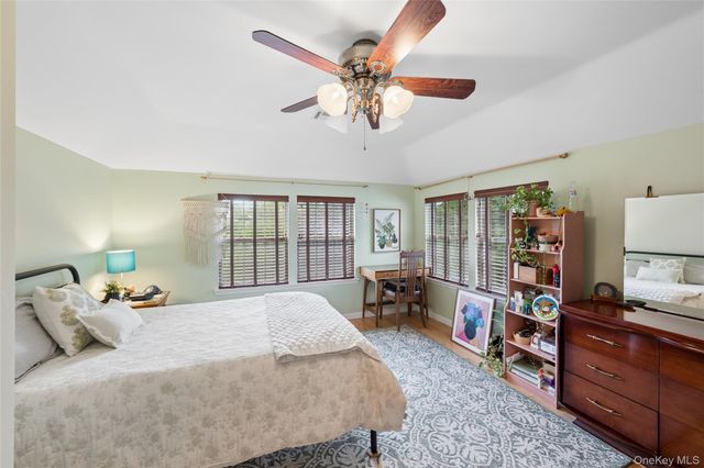15 Barnaby Court E, Hauppauge, NY 11788