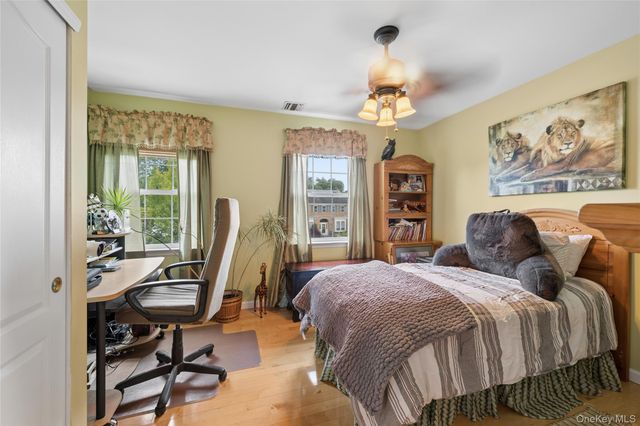 15 Barnaby Court E, Hauppauge, NY 11788