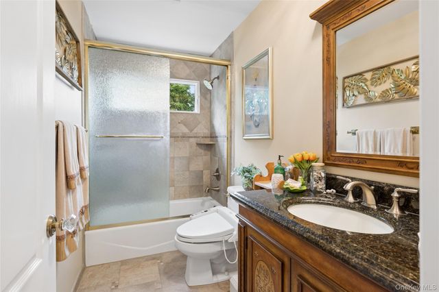 15 Barnaby Court E, Hauppauge, NY 11788