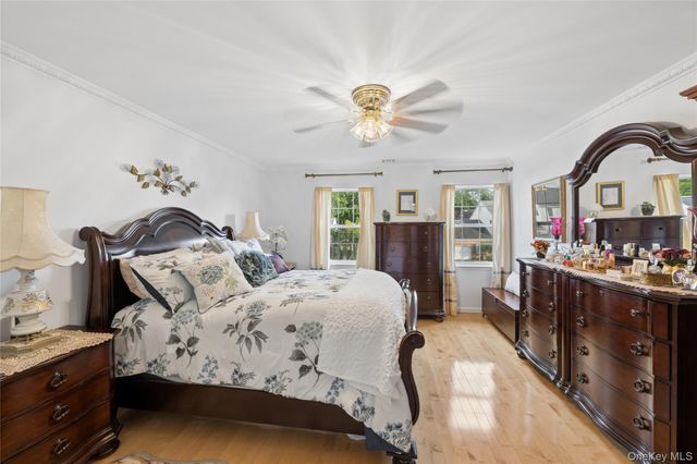 15 Barnaby Court E, Hauppauge, NY 11788