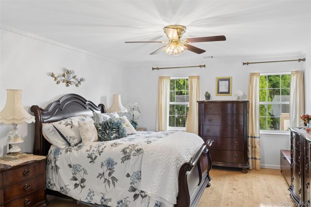 15 Barnaby Court E, Hauppauge, NY 11788