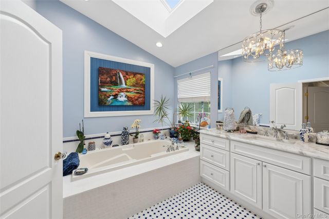15 Barnaby Court E, Hauppauge, NY 11788