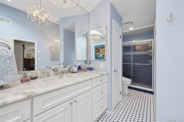 15 Barnaby Court E, Hauppauge, NY 11788