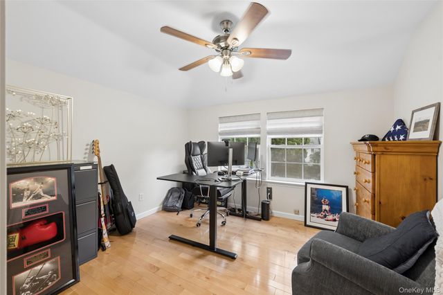 15 Barnaby Court E, Hauppauge, NY 11788
