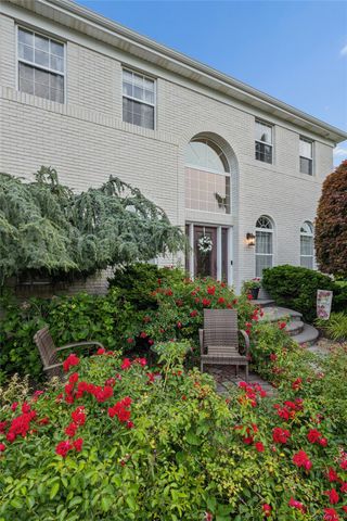 15 Barnaby Court E, Hauppauge, NY 11788