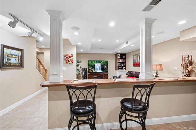 15 Barnaby Court E, Hauppauge, NY 11788