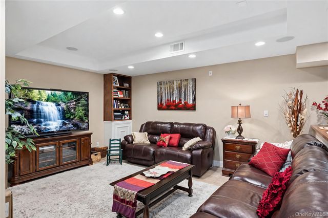 15 Barnaby Court E, Hauppauge, NY 11788