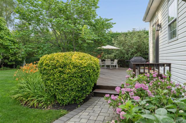 15 Barnaby Court E, Hauppauge, NY 11788