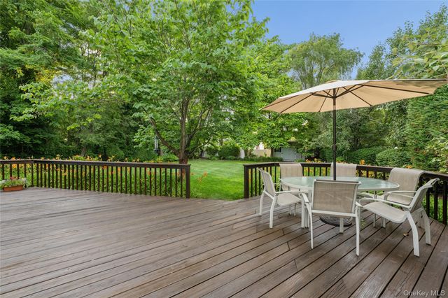 15 Barnaby Court E, Hauppauge, NY 11788