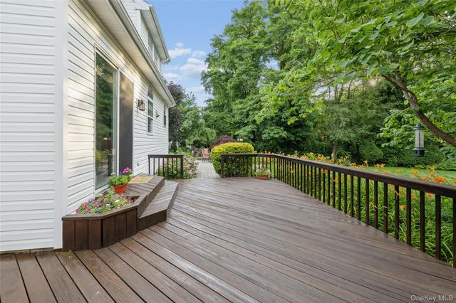 15 Barnaby Court E, Hauppauge, NY 11788