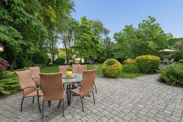 15 Barnaby Court E, Hauppauge, NY 11788
