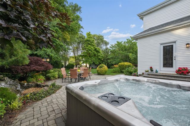15 Barnaby Court E, Hauppauge, NY 11788