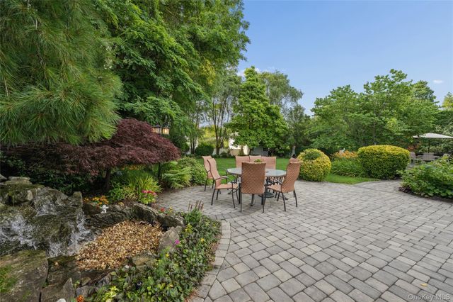 15 Barnaby Court E, Hauppauge, NY 11788