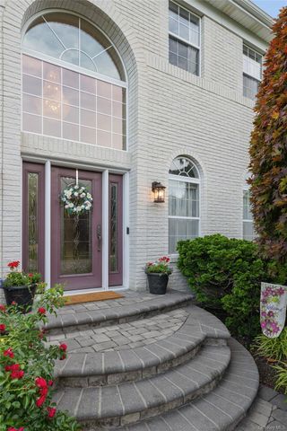 15 Barnaby Court E, Hauppauge, NY 11788