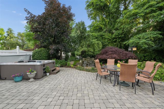 15 Barnaby Court E, Hauppauge, NY 11788