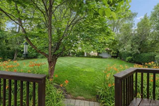 15 Barnaby Court E, Hauppauge, NY 11788