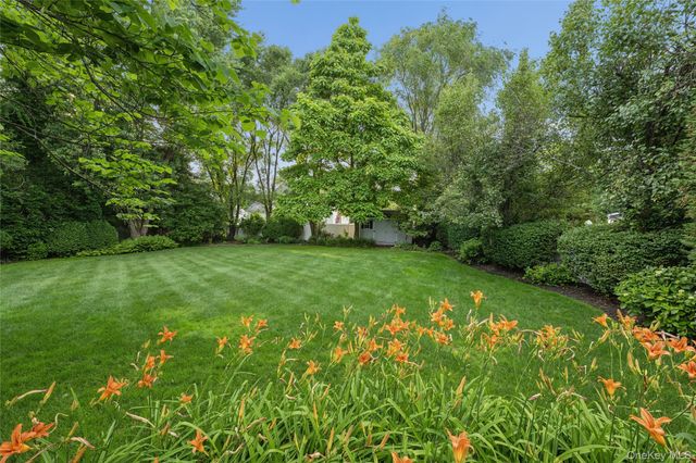 15 Barnaby Court E, Hauppauge, NY 11788