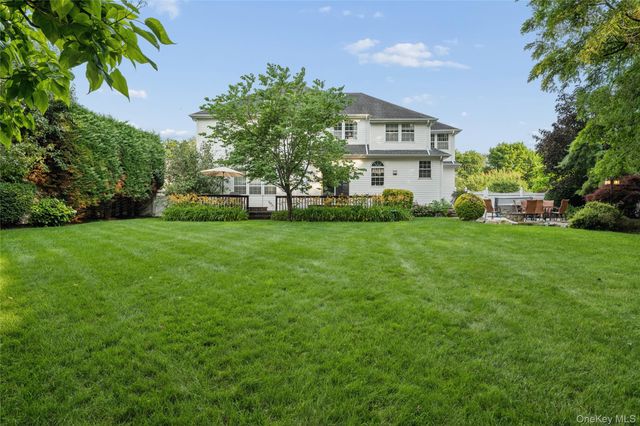 15 Barnaby Court E, Hauppauge, NY 11788