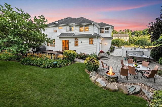 15 Barnaby Court E, Hauppauge, NY 11788