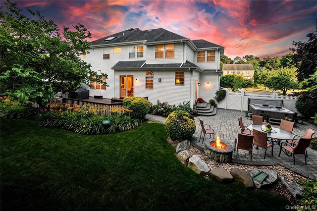 15 Barnaby Court E, Hauppauge, NY 11788