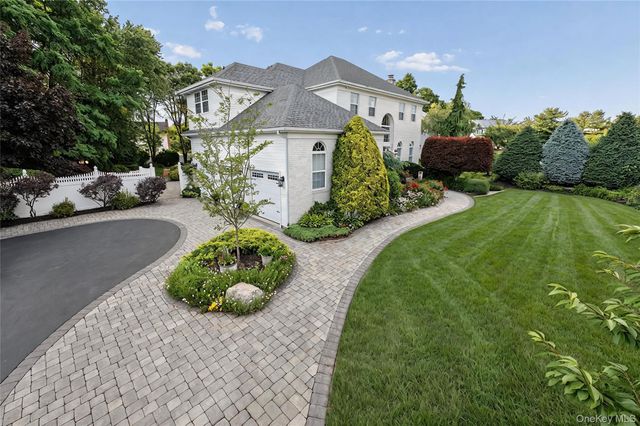 15 Barnaby Court E, Hauppauge, NY 11788