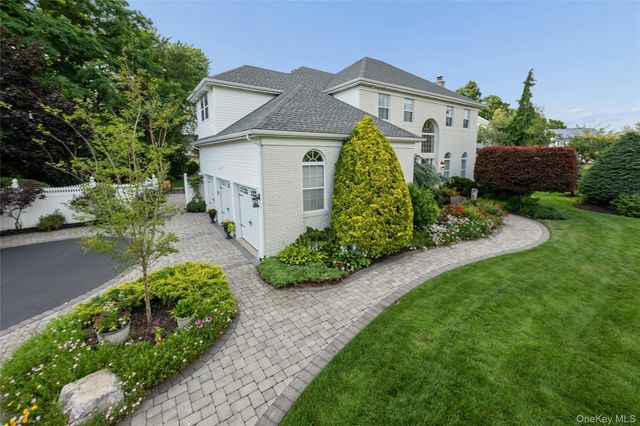 15 Barnaby Court E, Hauppauge, NY 11788