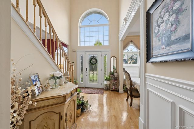 15 Barnaby Court E, Hauppauge, NY 11788