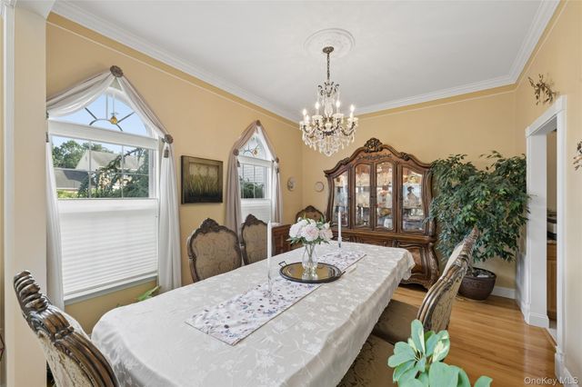 15 Barnaby Court E, Hauppauge, NY 11788