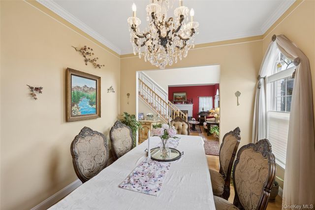 15 Barnaby Court E, Hauppauge, NY 11788