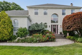 15 Barnaby Court E, Hauppauge, NY 11788