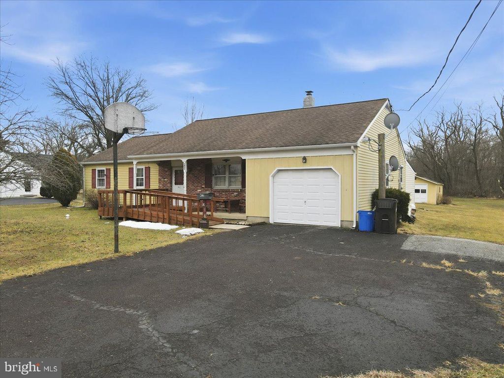 Image 1 of property listing at 422 ERIE RD, Quakertown, PA 18951