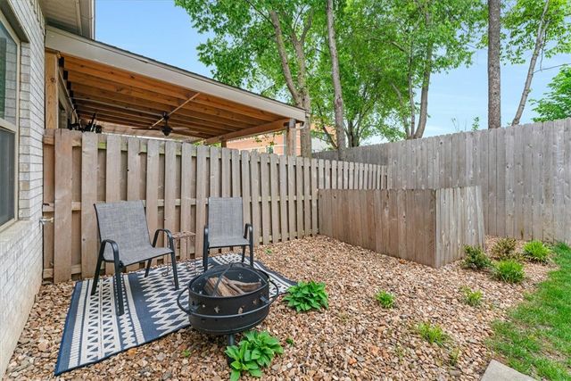 40 E Cydnee Street, Fayetteville, AR 72703
