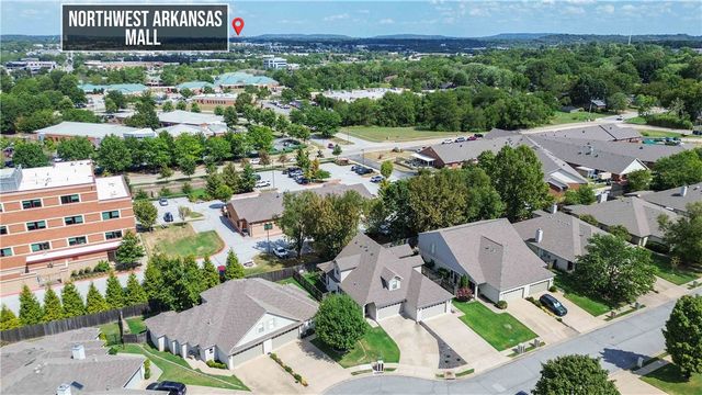 40 E Cydnee Street, Fayetteville, AR 72703