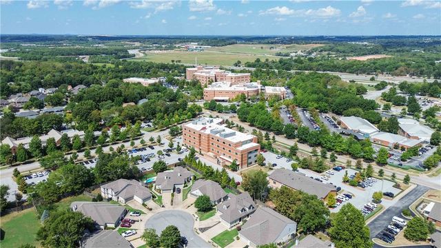 40 E Cydnee Street, Fayetteville, AR 72703