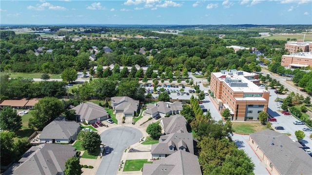 40 E Cydnee Street, Fayetteville, AR 72703