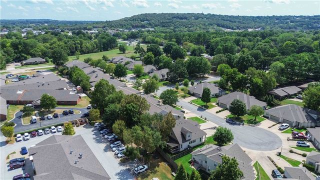 40 E Cydnee Street, Fayetteville, AR 72703
