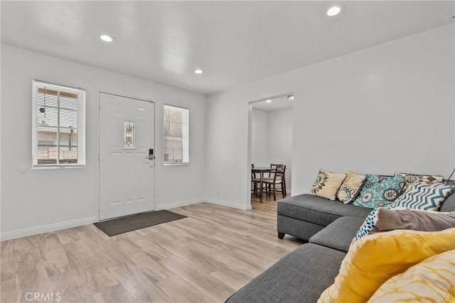 6910 Alabama, Canoga Park, CA 91303