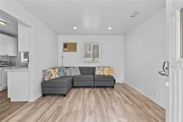 6910 Alabama, Canoga Park, CA 91303