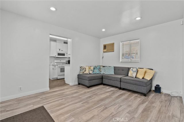 6910 Alabama, Canoga Park, CA 91303
