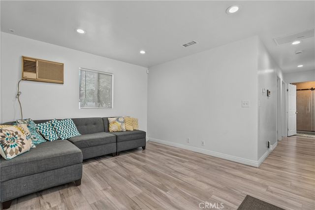 6910 Alabama, Canoga Park, CA 91303