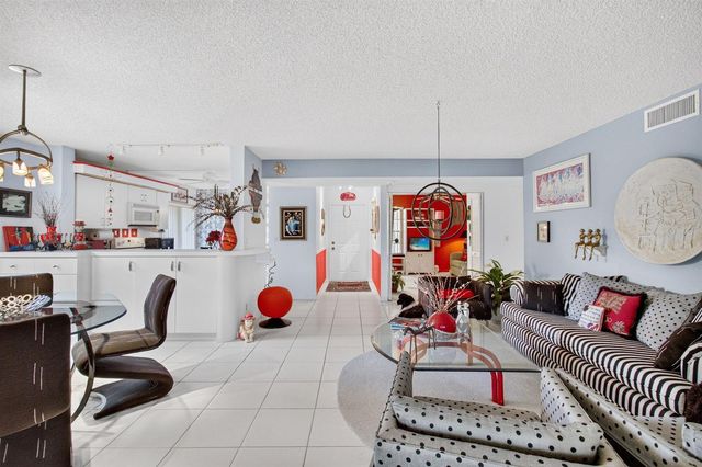 10247 N Circle Lake Drive 102, Boynton Beach, FL 33437