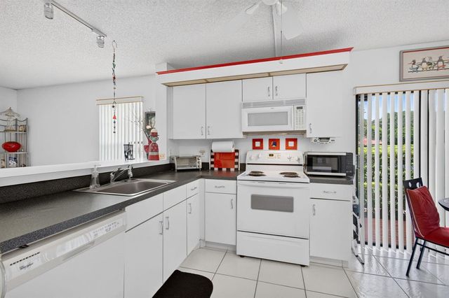 10247 N Circle Lake Drive 102, Boynton Beach, FL 33437