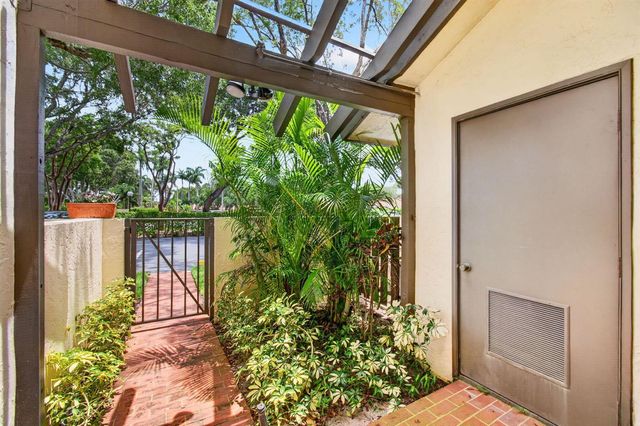 10247 N Circle Lake Drive 102, Boynton Beach, FL 33437