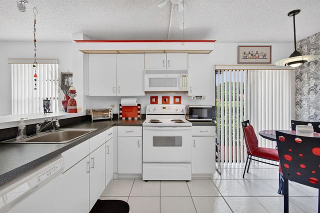 10247 N Circle Lake Drive 102, Boynton Beach, FL 33437