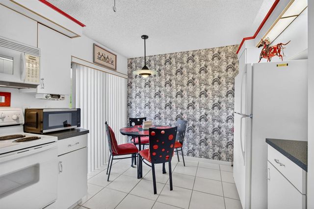 10247 N Circle Lake Drive 102, Boynton Beach, FL 33437