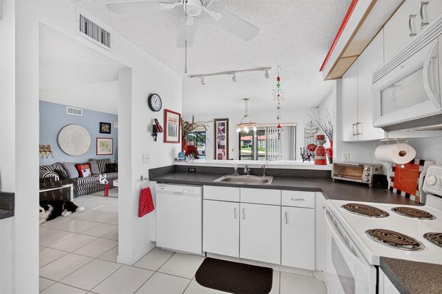 10247 N Circle Lake Drive 102, Boynton Beach, FL 33437